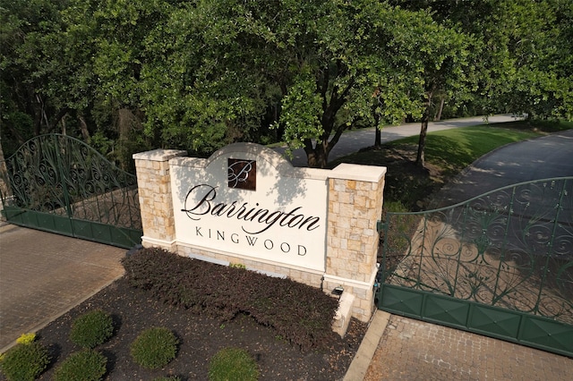 community / neighborhood sign featuring a gate