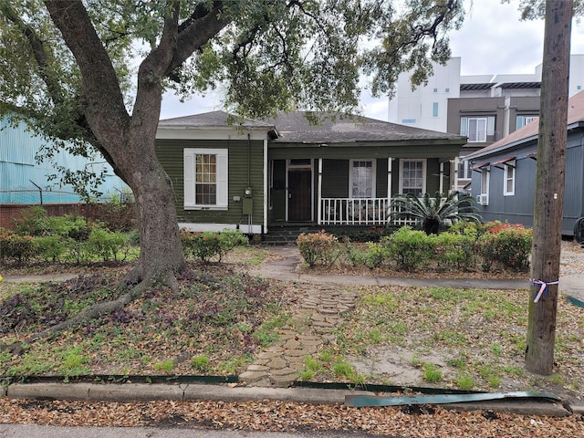 ranch-style home with a porch