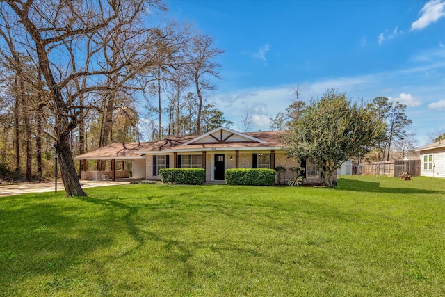 ranch-style home featuring a front lawn and fence