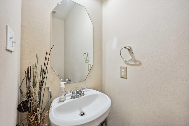 bathroom featuring a sink