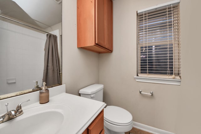 bathroom with a shower with curtain, baseboards, toilet, and vanity