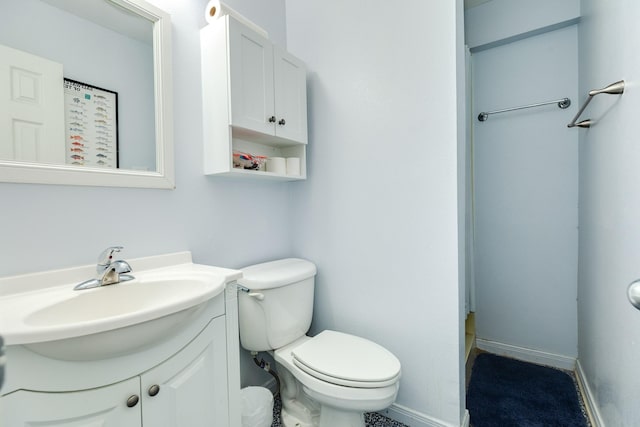 full bath featuring a shower with curtain, baseboards, toilet, and vanity