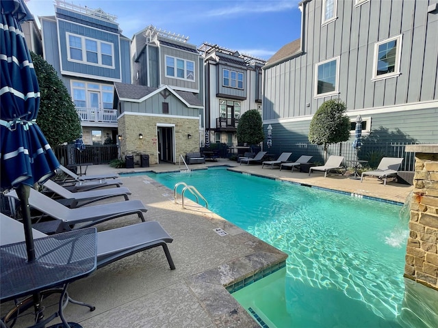 727 Dorothy St, Houston, TX 77007 - community pool with a patio and fence