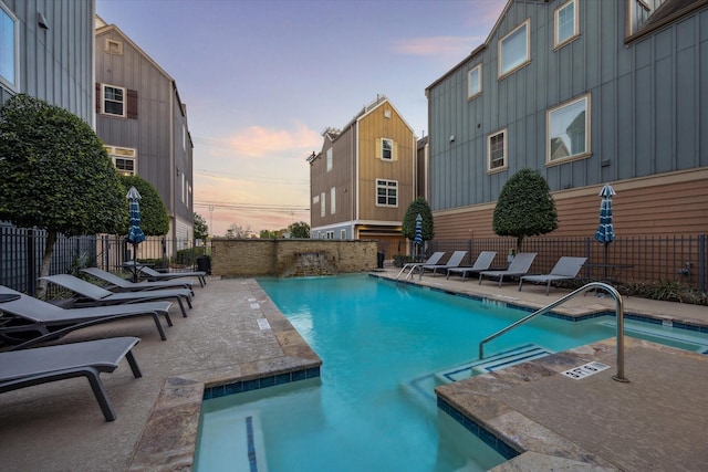 727 Dorothy St, Houston, TX 77007 - community pool with fence and a patio area