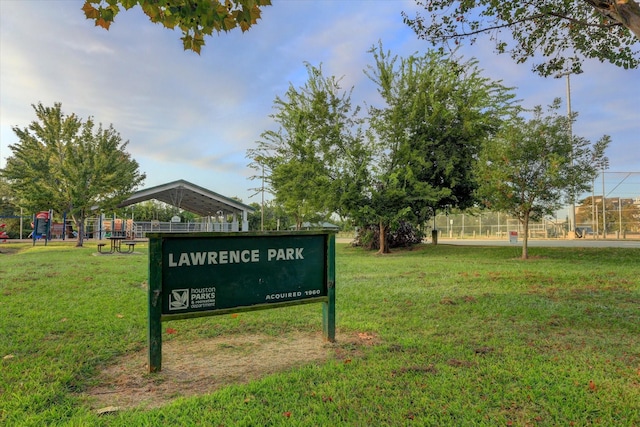 727 Dorothy St, Houston, TX 77007 - view of property's community featuring a yard and a gazebo