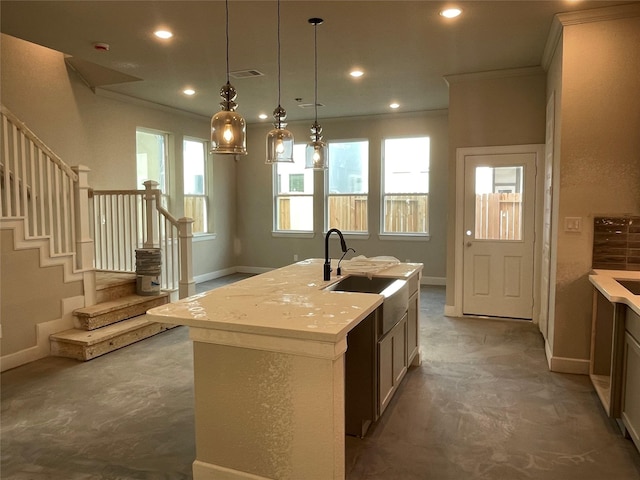 kitchen with a sink, baseboards, healthy amount of natural light, recessed lighting, and crown molding