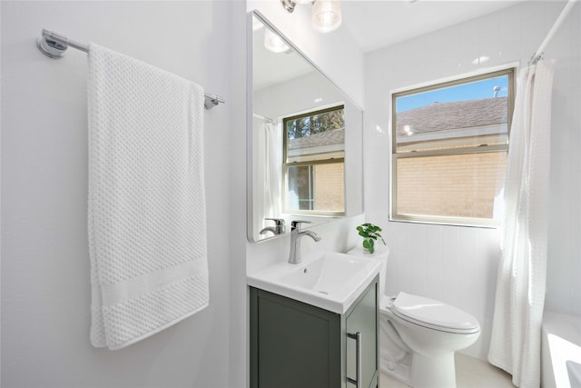 full bath featuring vanity, toilet, and a shower with shower curtain