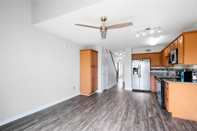 kitchen with tasteful backsplash, visible vents, baseboards, stainless steel appliances, and dark wood-style flooring