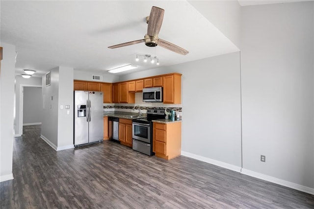 kitchen with a ceiling fan, visible vents, stainless steel appliances, dark wood-type flooring, and backsplash