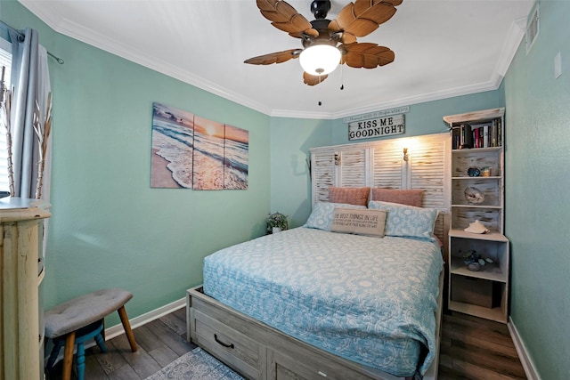 bedroom with wood finished floors, visible vents, baseboards, ceiling fan, and ornamental molding