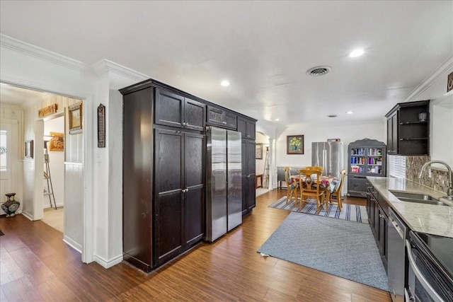 kitchen featuring visible vents, a sink, open shelves, stainless steel appliances, and dark wood-style flooring