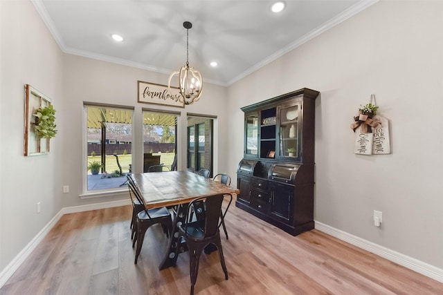 dining room with light wood-type flooring, a notable chandelier, recessed lighting, crown molding, and baseboards