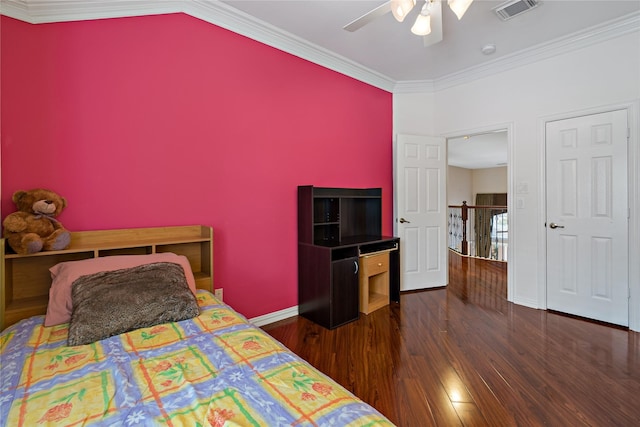 bedroom featuring visible vents, ornamental molding, wood finished floors, baseboards, and ceiling fan