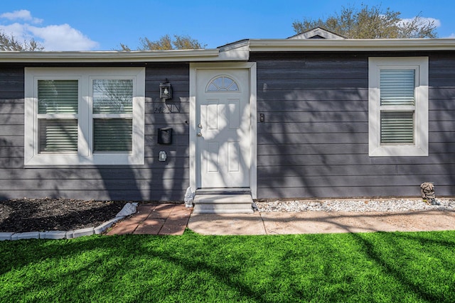 property entrance featuring a yard