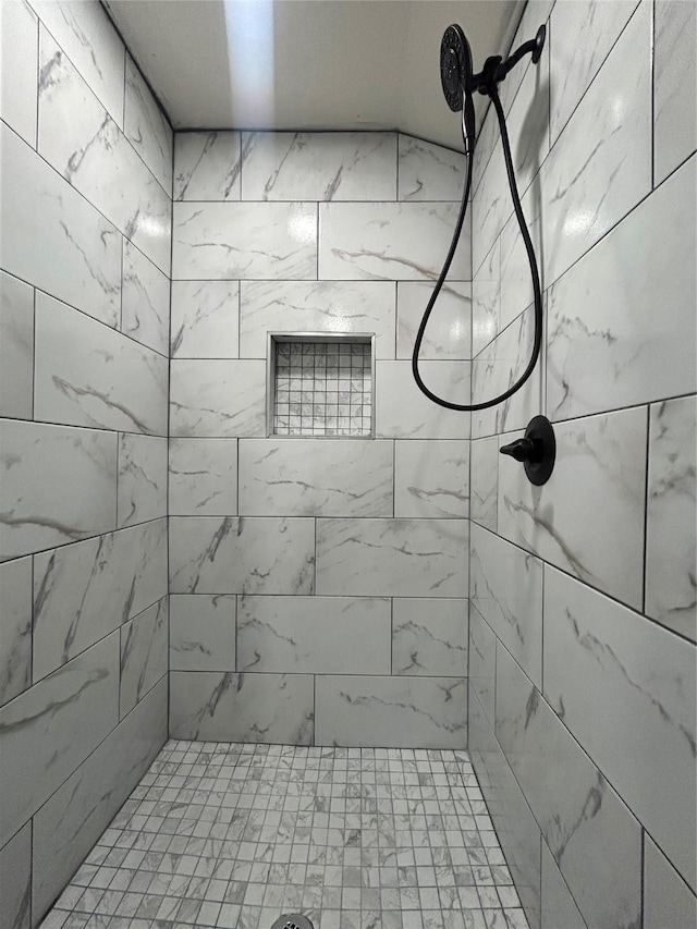 bathroom featuring tiled shower