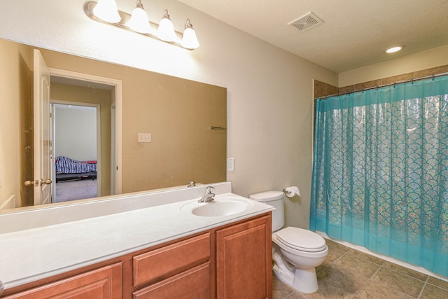 full bath with visible vents, toilet, vanity, a shower with curtain, and a textured ceiling