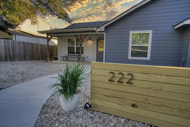 view of front of property featuring fence