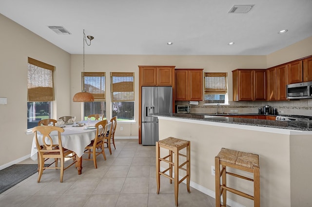 kitchen with visible vents, plenty of natural light, backsplash, and appliances with stainless steel finishes