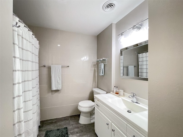 full bath with vanity, toilet, a shower with curtain, and visible vents