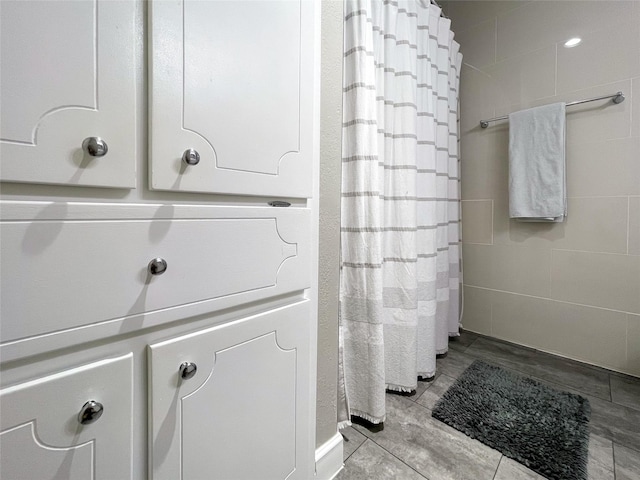 full bathroom featuring a shower with shower curtain