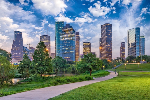 8305 Springwood Creek Ln, Houston, TX 77055 - surrounding community featuring a skyline view and a lawn