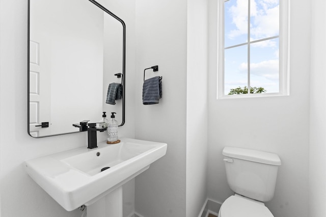 8305 Springwood Creek Ln, Houston, TX 77055 - bathroom with toilet and a sink