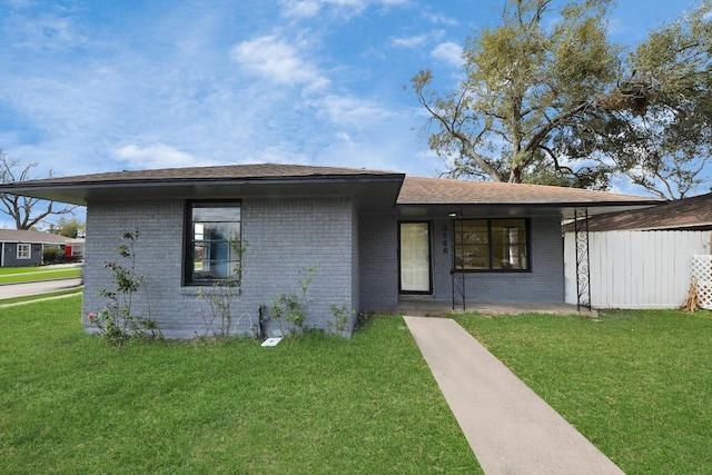 view of front of home featuring brick siding and a front yard