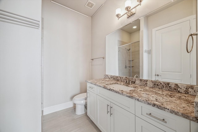 full bath featuring visible vents, toilet, a shower stall, baseboards, and vanity