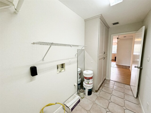 laundry room featuring visible vents, baseboards, washer hookup, laundry area, and light tile patterned flooring