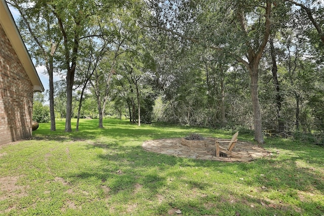 view of yard featuring a fire pit