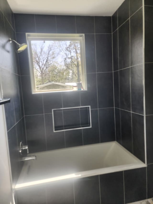 full bath with tiled shower / bath combo