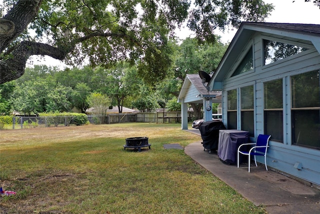 view of yard featuring a fire pit and a fenced backyard