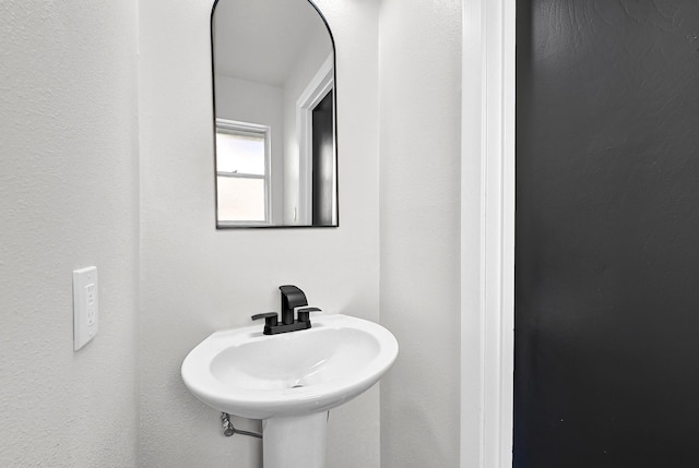 bathroom featuring a sink