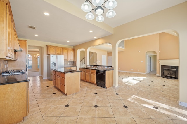 kitchen featuring visible vents, tasteful backsplash, stainless steel appliances, light tile patterned floors, and a chandelier