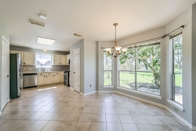 kitchen featuring a sink, visible vents, cream cabinetry, and appliances with stainless steel finishes