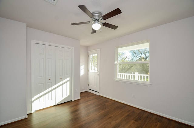 entryway featuring dark wood finished floors, baseboards, and ceiling fan