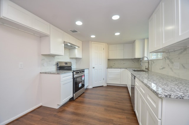 kitchen featuring visible vents, a sink, dark wood-style floors, stainless steel appliances, and extractor fan