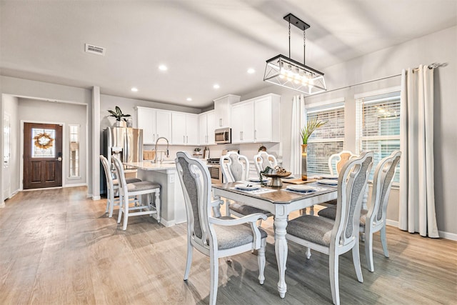 dining space featuring recessed lighting, visible vents, baseboards, and light wood-style floors