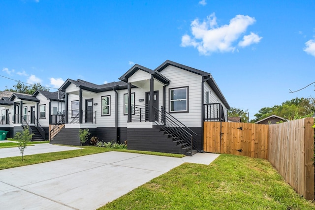 view of front facade with a front yard and fence