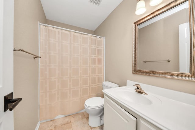 full bathroom with a shower with shower curtain, toilet, vanity, and visible vents