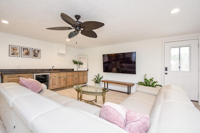 living room featuring recessed lighting, indoor wet bar, beverage cooler, and ceiling fan