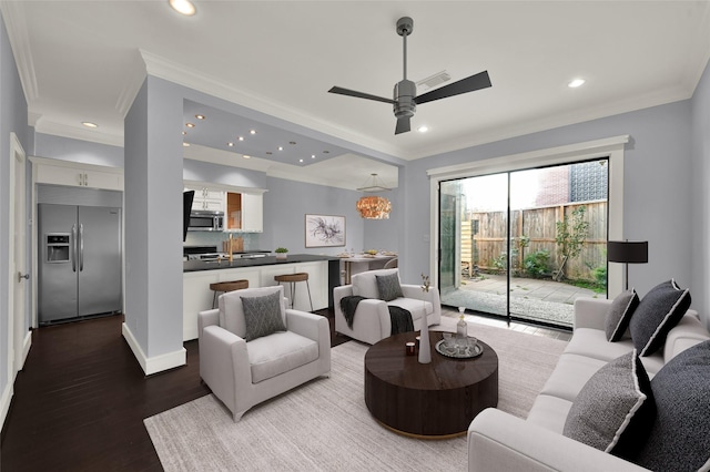 living room featuring visible vents, wood finished floors, recessed lighting, crown molding, and baseboards