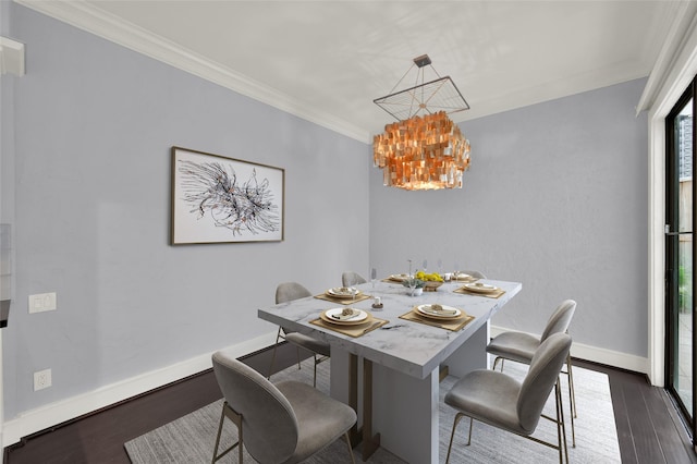 dining space featuring dark wood-style floors, a chandelier, crown molding, and baseboards