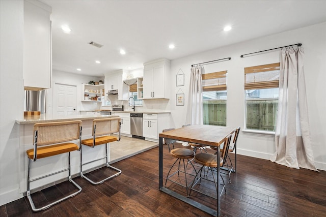 dining area featuring dark wood-type flooring, recessed lighting, visible vents, and baseboards