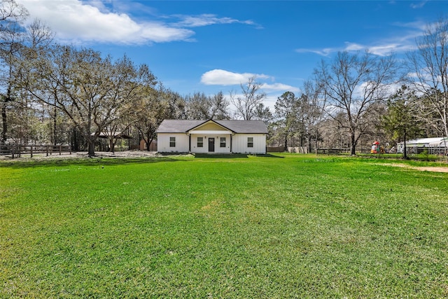 view of front of property featuring a front lawn and fence