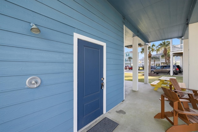 property entrance featuring a porch