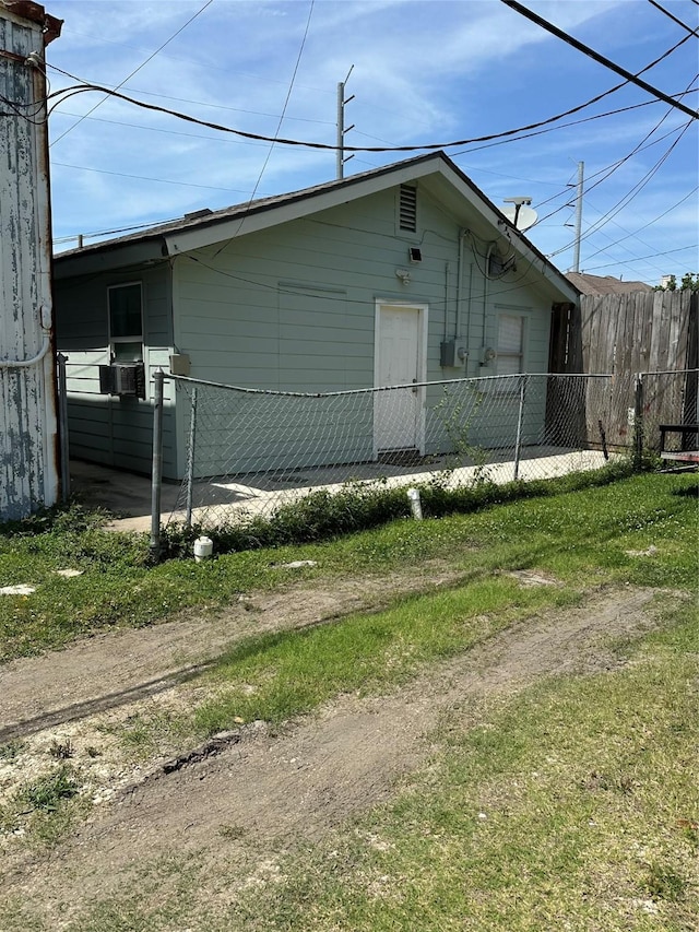 528 Kentucky St, Houston, TX 77587 - view of home's exterior with fence