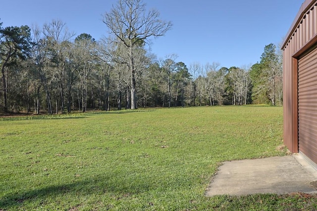 view of yard featuring a forest view