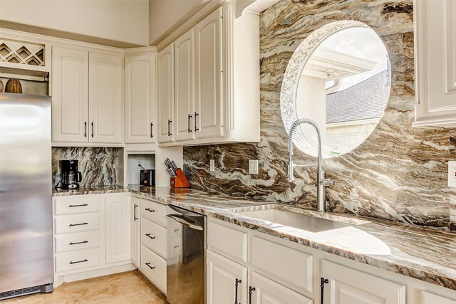 18752 Palm Beach Blvd, Montgomery, TX 77356 - kitchen with stainless steel fridge, dishwasher, a sink, backsplash, and light stone countertops