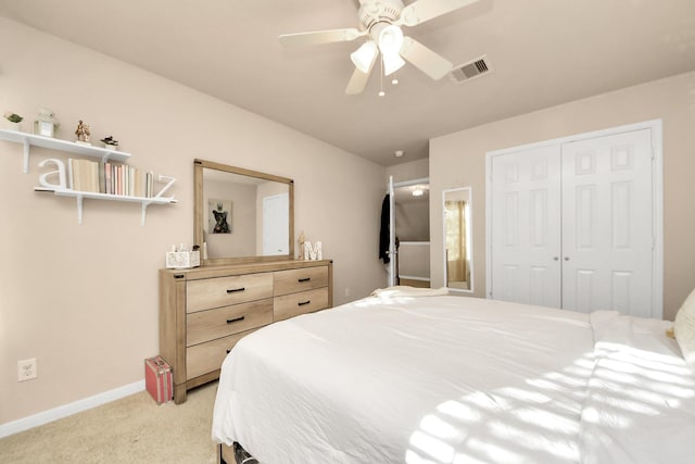 bedroom featuring visible vents, ceiling fan, baseboards, light carpet, and a closet